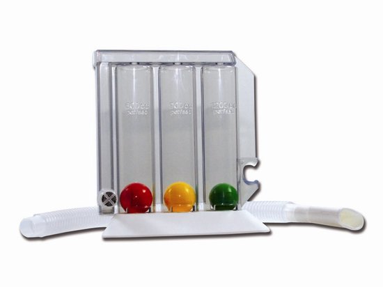 Een MEDINET-spirometer met drie verticale buizen, elk met een rode, gele en groene bal. Een slang is aan weerszijden bevestigd.