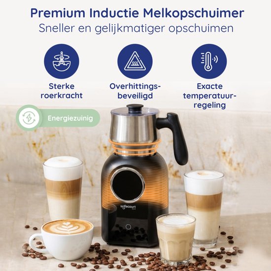 Zwarte melkopschuimer met zilverkleurige kan, omringd door glazen met latte macchiato en koffiebonen.