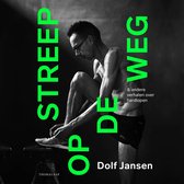 Man met bril strikt sportschoenen, met tekst "STREEP OP DE WEG" in groen.