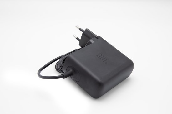 Zwarte JBL oplader met Europese stekker en opgerold snoer.