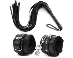 Handboeien en Zweep Set Zwart Leer - Gevoerde Polsboeien met Flogger - BDSM Starter Kit - Bondage Accessoires Set - One Size - Fetish Set - La Nuita