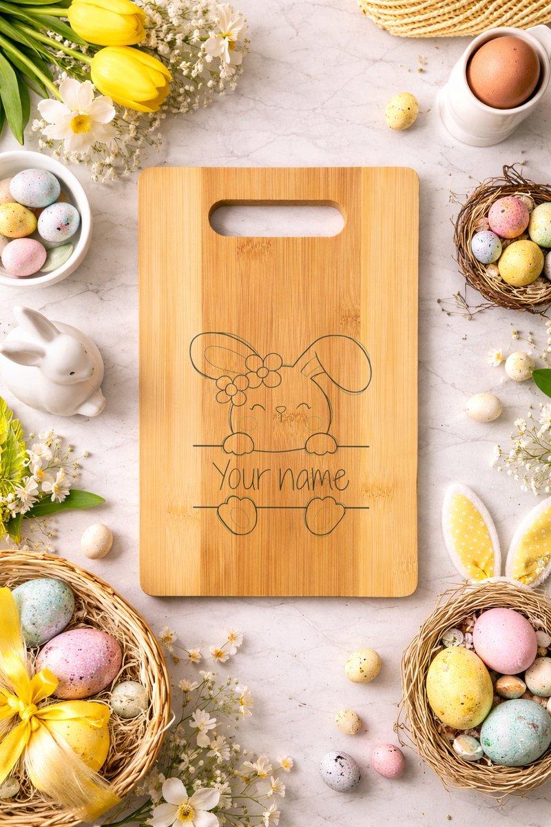 Gepersonaliseerde Borrelplank met Naam – Schattig Konijntje met Bloemen – Uniek Cadeau- Paashaas- Pasen - graveren
