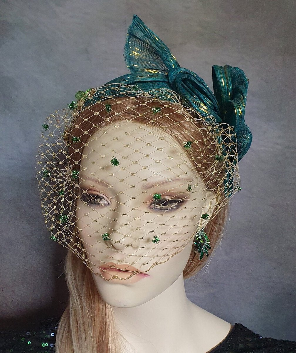 Creaciones Hoofdband Collectie – Hoofdband – Groen/goud abaca-zijde – Sluier en parels – Universele maat – Handgemaakt en Uniek