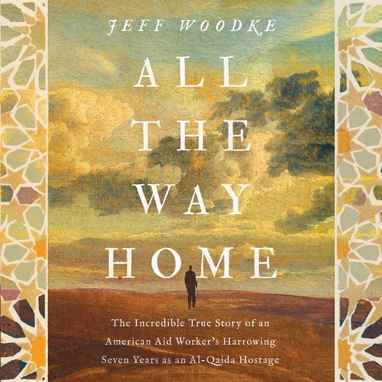 Boek 'All the Way Home' van Jeff Woodke, met een eenzame figuur in een woestijnlandschap, omringd door patronen.