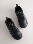 Zwarte leren veter-sneakers, met perforaties op de neus en Next-logo op de zolen.