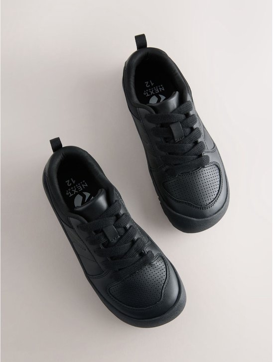 Zwarte leren veter-sneakers, met perforaties op de neus en Next-logo op de zolen.