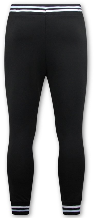 Pantalon de jogging noir avec des rayures blanches et bleues aux chevilles et à la taille.