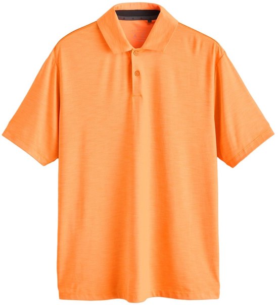 Oranje poloshirt met korte mouwen, plat gelegd.
