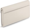 Zijkant van de crèmekleurige lederen clutch, met stiksels.