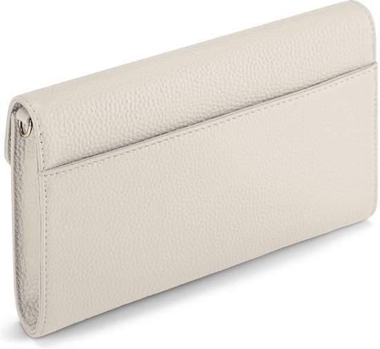 Zijkant van de crèmekleurige lederen clutch, met stiksels.