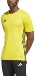 Gele Adidas sportshirt met korte mouwen, zwart Adidas logo op linkerborst en zwarte strepen aan de zijkant.