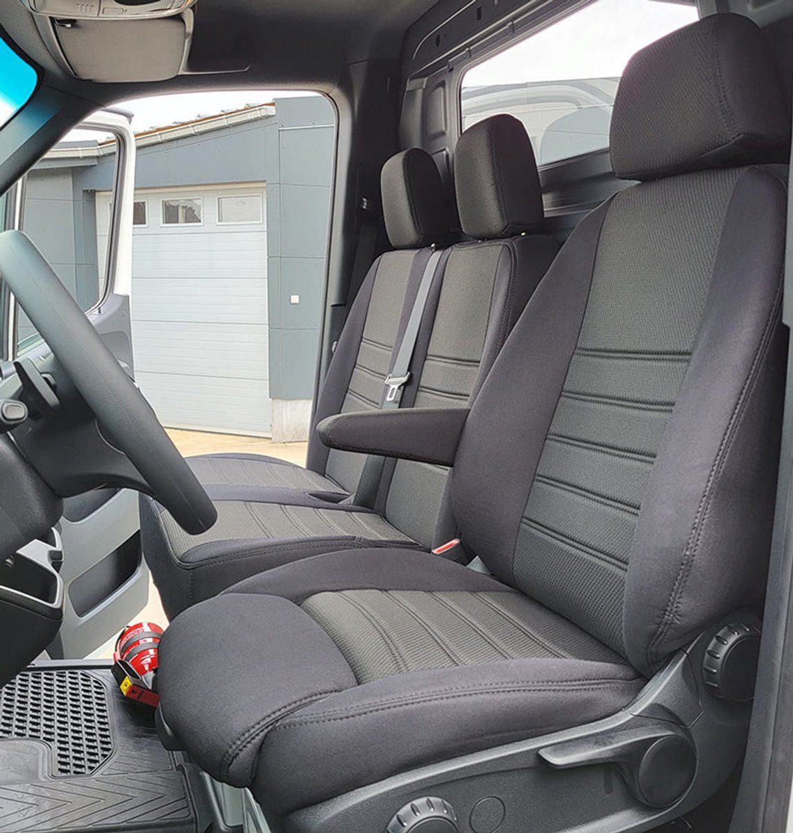 Pasvorm stoelhoezen Mercedes Sprinter / eSprinter 2018-heden (past op comfortline stoel en duobank) - Stof zwart