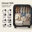 Gevulde donkerblauwe koffer met kleding en accessoires, met de tekst 'Inhoud 100L'.