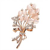 Roségoudkleurige broche bloem dames met licht roze steenachtige accenten en strass stenen sierlijke broche speld bloem vorm decoratief accessoire voor kleding jas blouse of sjaal