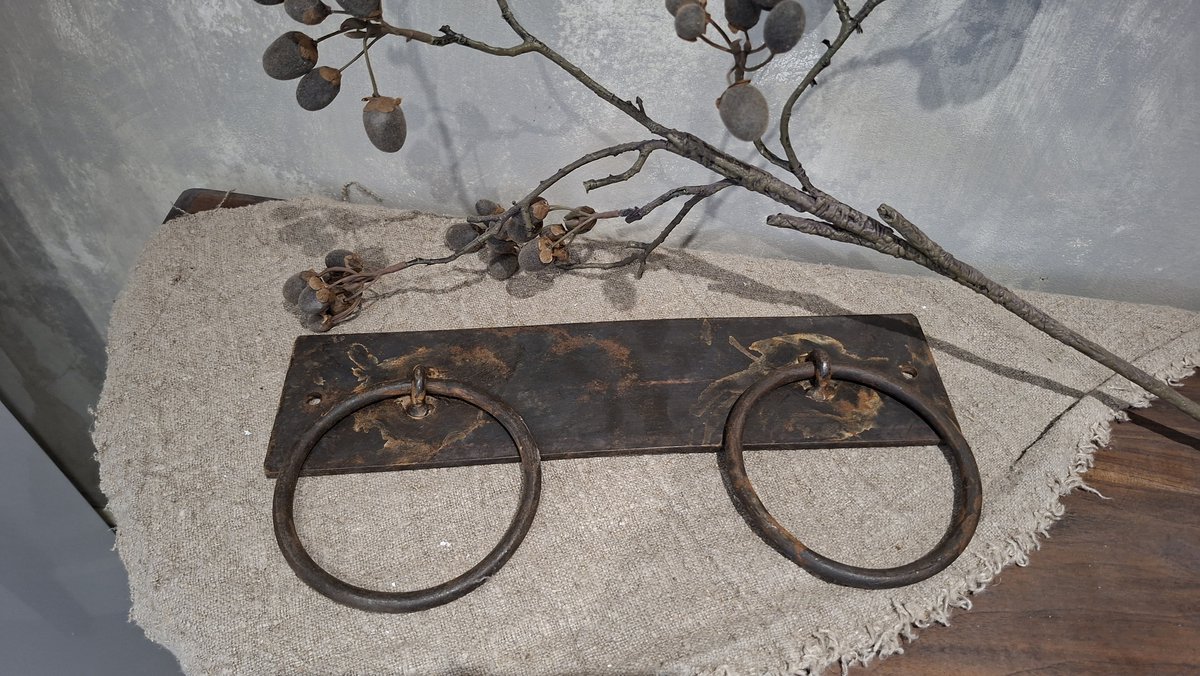Metalen plaat met ringen
