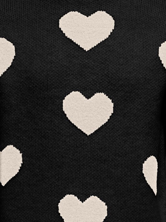 Pull tricot noir avec des cœurs crème brodés.