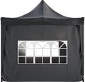 De voorkant van een antracietkleurige partytent met drie gebogen ramen.