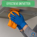 Blauwe handschoenen maken een RVS afzuigkap schoon met een oranje microvezeldoek. EFFECTIEVE ONT Vetter.