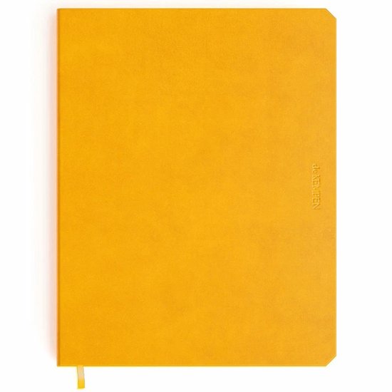 Een gesloten, geel notitieboek met de tekst 'DE KEMPEN' verticaal op de voorkant, en een geel lintje.