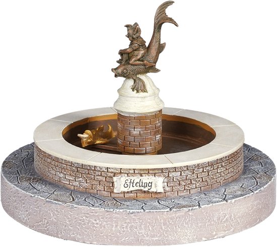 Een miniatuur fontein met een bronzen figuur van een eekhoorn met visstaart, zittend op een visvormige fontein met "Efteling" erop.