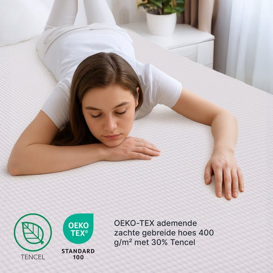 Une femme est allongée sur un matelas blanc, avec les logos Tencel et OEKO-TEX et du texte.