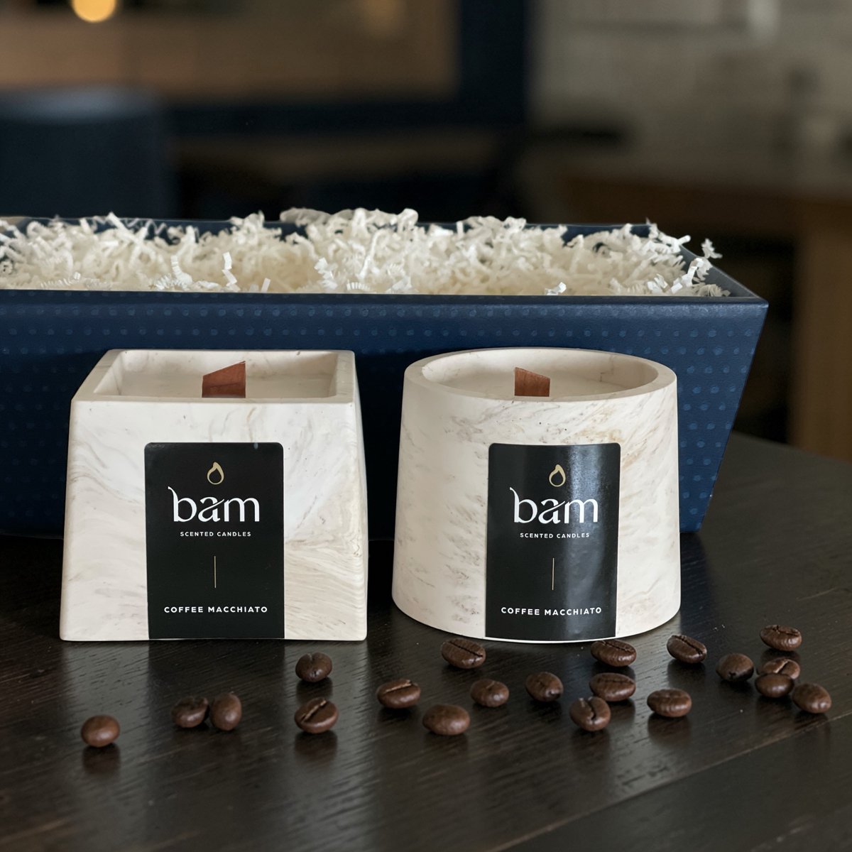 Bam Geschenkmand met 2 Geurkaarsen Coffee Macchiato - Beige Gemarmerde Potjes - Zonnebloemwas - Houten Wiek - Handgemaakt Cadeau