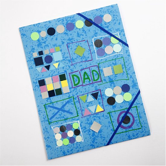 Blauw mapje met gekleurde cirkels en vierkanten. Tekst 'DAD' in het midden.