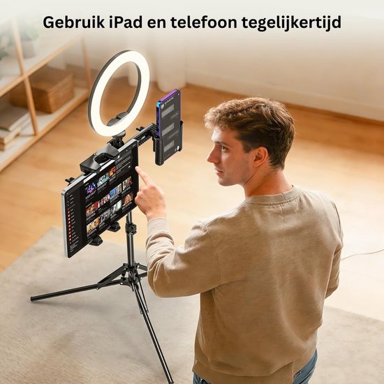Man gebruikt een statief met ringlamp, tablet en telefoon. De tablet toont een videogesprek.