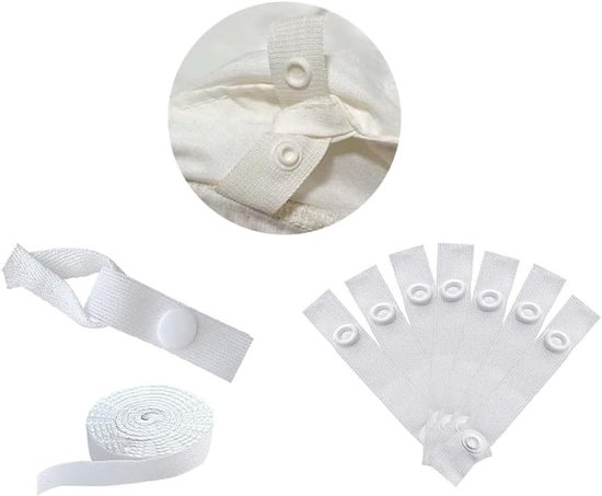 Drie witte dekbedclips: één opgerold lint, één met knoop, en een waaier van zeven clips met knopen.