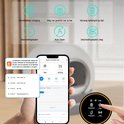 Automatische kattenbak met app-interface. Toont functies: snelle reiniging, gewicht, vervanging grit. Een hand bedient het apparaat.
