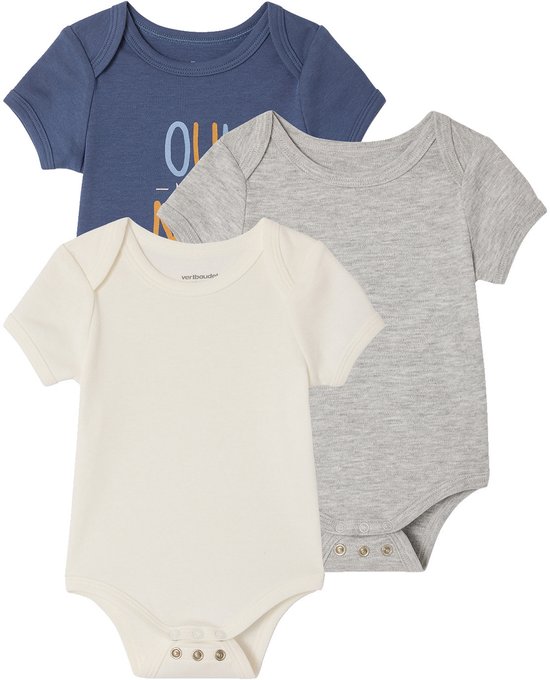 Set van drie korte mouw rompertjes: crème, grijs en blauw met tekst.