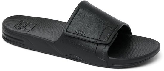 Zwarte Reef slipper, detail van de zij- en bovenkant met logo.