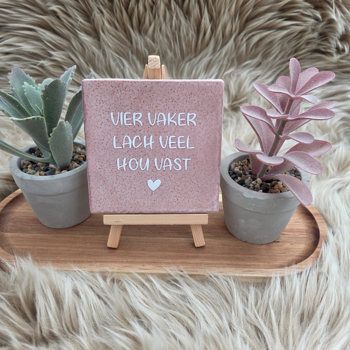 Robuust Wenstegeltje "Vier vaker lach veel" – Hip trendy tegeltje – Cadeau voor Nieuwe Woning, Housewarming of Gezinscadeau – Sfeervol en Persoonlijk - Vriend(in) - Zomaar – Trendy nu – Decoratief Tegeltje met Standaard – Cadeau Idee