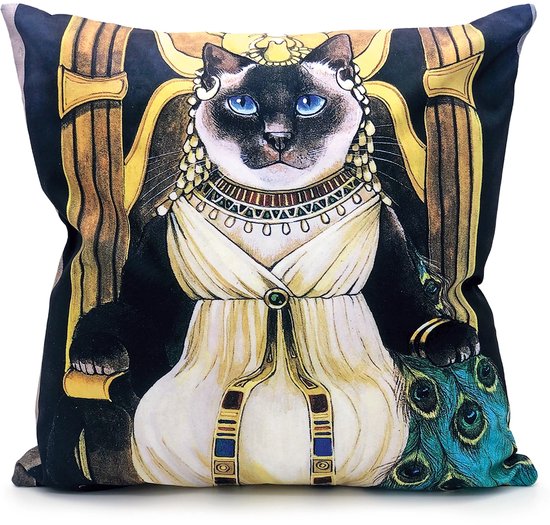 Sierkussen met een siamese kat in faraonische kledij, zittend op een gouden troon en met een pauwenveer.