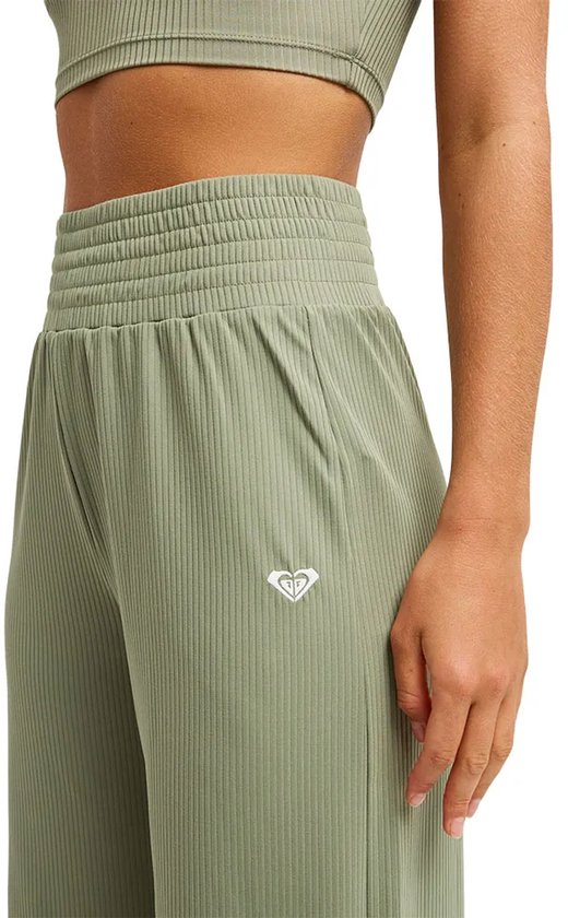 Lichtgroene, geribbelde broek met wijde pijpen, elastische tailleband en een klein Roxy-logo op de heup.