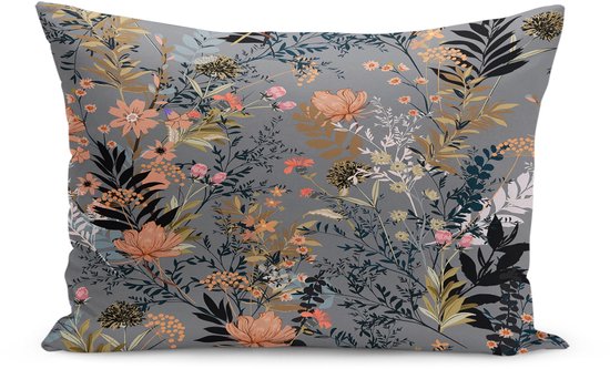 Een kussen met een grijze achtergrond en een gedetailleerde bloemenprint in groen, roze en oranje.