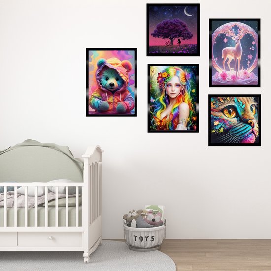 Een kinderkamer met vijf ingelijste kunstwerken, een wieg en een commode met speelgoed.