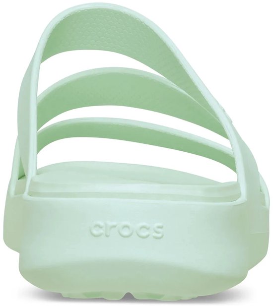 Achterkant van een mintgroene Crocs teenslipper met dunne bandjes.