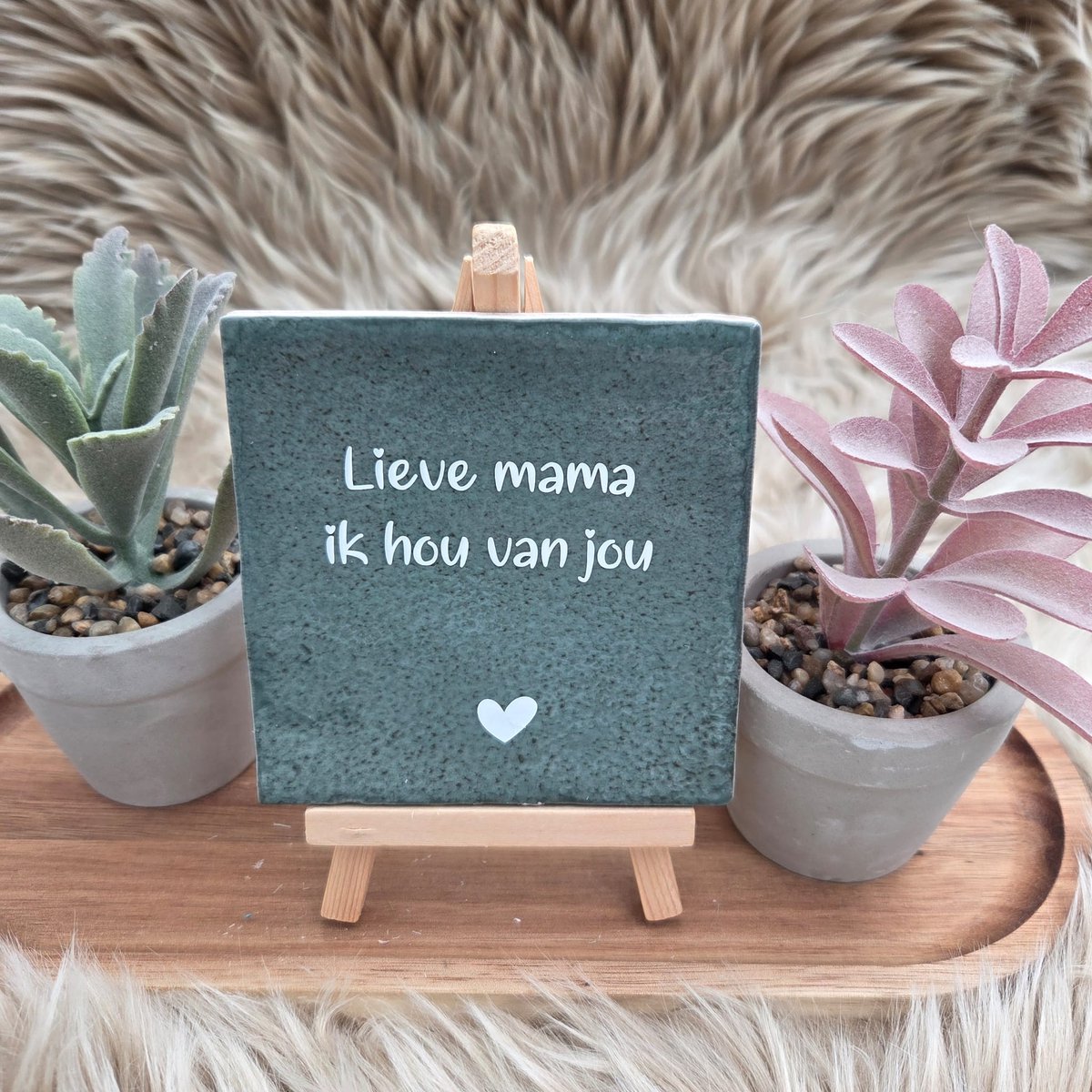 CreaCraft Robuust wenstegeltje – Lieve mama ik hou van jou – Hip trendy tegeltje – 10x10 cm – Cadeau voor mama,moeder,bonusmoeder – Stijlvol en Persoonlijk Woonaccessoire - Zomaar - Deco – Trendy nu – Decoratief Tegeltje met Standaard – Cadeau Idee Pinegroen/Wit