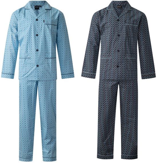 Deux pyjamas pour hommes, un bleu clair et un bleu foncé, tous deux à motif à carreaux et fermeture boutonnée.