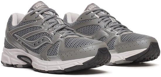 Grijze Saucony sneakers met witte zolen en zilveren accenten, paar op de grond.