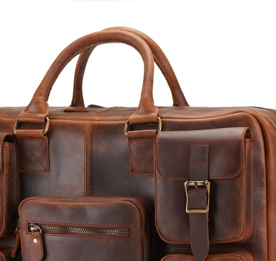 Gedetailleerd zicht op de bovenkant van een bruine leren laptoptas met handvatten en buitenvakken.