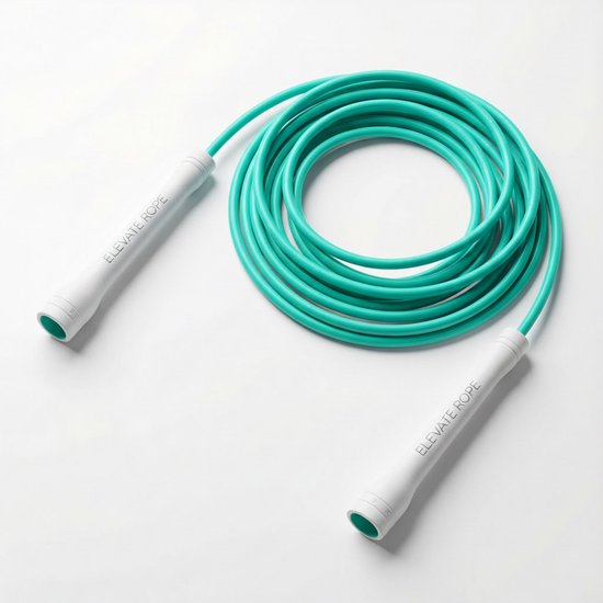 Een turquoise springtouw met witte handvatten, opgerold op een witte achtergrond.