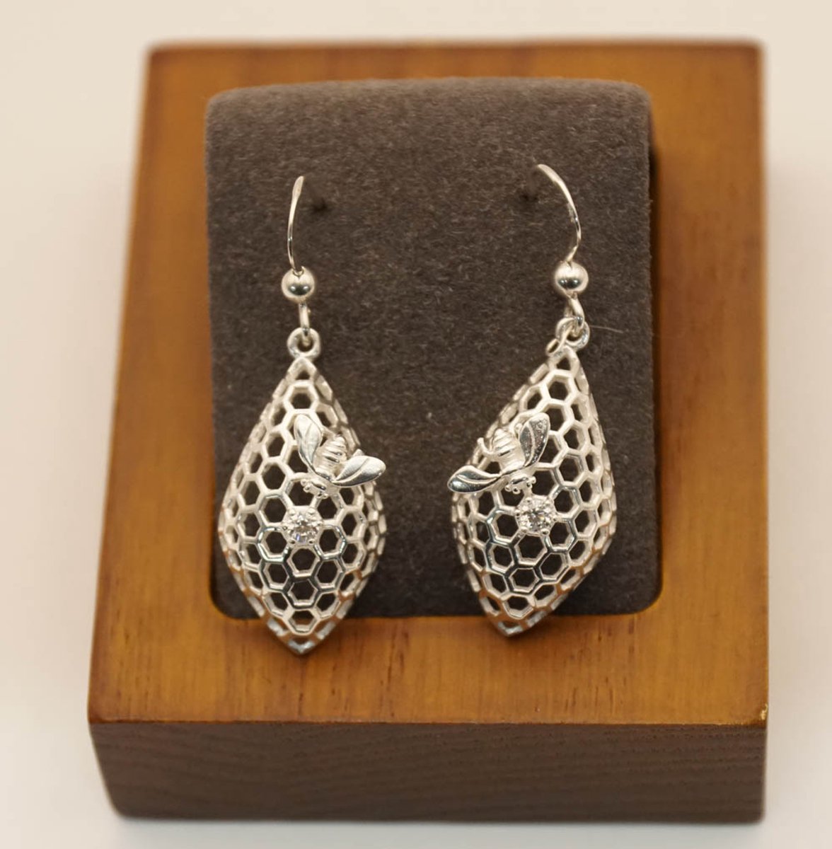Sterling zilveren oorbellen van honingraat met bij - zilveren oorhangers van bijenkorf met bij - leuke natuur oorbellen van zilveren - bijen oorbellen van 925 zilver - leuke dames oorbellen - prachtige bijenkorf oorbellen