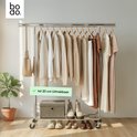 Zilverkleurig kledingrek volhangend met kleding. De tekst geeft aan dat het rek tot 20 cm uittrekbaar is.