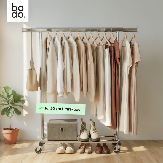 Zilverkleurig kledingrek volhangend met kleding. De tekst geeft aan dat het rek tot 20 cm uittrekbaar is.