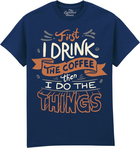 Donkerblauwe T-shirt met tekst: "First I DRINK THE COFFEE then I DO THE THINGS".