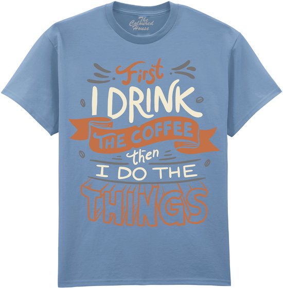 Lichtblauwe T-shirt met tekst: "First I DRINK THE COFFEE then I DO THE THINGS".