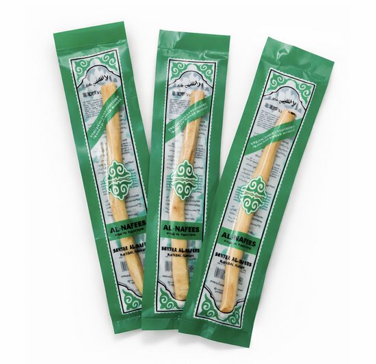 Drie miswak stokjes in groene, doorzichtige verpakkingen met Al Nafes logo.