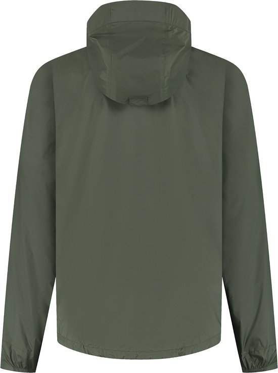 Achterkant van een olijfgroene regenjas met capuchon.